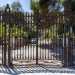 ...sul quale  leggibile il nome della villa su due placchette arrugginite. L'inferriata  per serrata perennemente da un lucchetto: dalle grate riusciamo appena a intravedere il viale in salita che conduce alledificio, nascosto dalle fronde degli alberi